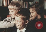 Image écoliers jouant dans une aire de jeux Rome Italie, 1957, de la seconde 11 séquences d'archives historiques vidéo 65675079465