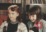Image écoliers jouant dans une aire de jeux Rome Italie, 1957, de la seconde 14 séquences d'archives historiques vidéo 65675079465