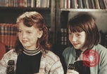 Image écoliers jouant dans une aire de jeux Rome Italie, 1957, de la seconde 16 séquences d'archives historiques vidéo 65675079465