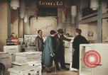 Image Appareils électroménagers américains en Italie Italie, 1957, de la seconde 6 séquences d'archives historiques vidéo 65675079466
