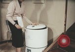 Image Appareils électroménagers américains en Italie Italie, 1957, de la seconde 18 séquences d'archives historiques vidéo 65675079466