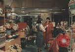 Image Appareils électroménagers américains en Italie Italie, 1957, de la seconde 31 séquences d'archives historiques vidéo 65675079466