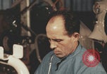 Image Fabrication de scooters Vespa en Italie Pontedera Italie, 1957, de la seconde 5 séquences d'archives historiques vidéo 65675079467
