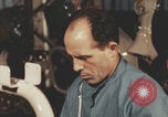 Image Fabrication de scooters Vespa en Italie Pontedera Italie, 1957, de la seconde 6 séquences d'archives historiques vidéo 65675079467