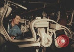 Image Fabrication de scooters Vespa en Italie Pontedera Italie, 1957, de la seconde 15 séquences d'archives historiques vidéo 65675079467