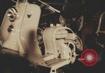 Image Fabrication de scooters Vespa en Italie Pontedera Italie, 1957, de la seconde 16 séquences d'archives historiques vidéo 65675079467