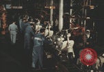 Image Fabrication de scooters Vespa en Italie Pontedera Italie, 1957, de la seconde 19 séquences d'archives historiques vidéo 65675079467