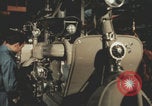 Image Fabrication de scooters Vespa en Italie Pontedera Italie, 1957, de la seconde 21 séquences d'archives historiques vidéo 65675079467
