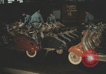 Image Fabrication de scooters Vespa en Italie Pontedera Italie, 1957, de la seconde 23 séquences d'archives historiques vidéo 65675079467