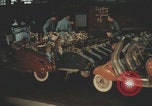 Image Fabrication de scooters Vespa en Italie Pontedera Italie, 1957, de la seconde 24 séquences d'archives historiques vidéo 65675079467