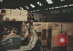 Image Fabrication de scooters Vespa en Italie Pontedera Italie, 1957, de la seconde 27 séquences d'archives historiques vidéo 65675079467