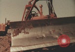 Image Les Italiens travaillent dans les fermes et à la chaîne Italie, 1957, de la seconde 4 séquences d'archives historiques vidéo 65675079468