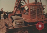 Image Les Italiens travaillent dans les fermes et à la chaîne Italie, 1957, de la seconde 5 séquences d'archives historiques vidéo 65675079468