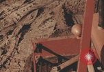Image Les Italiens travaillent dans les fermes et à la chaîne Italie, 1957, de la seconde 6 séquences d'archives historiques vidéo 65675079468