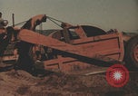 Image Les Italiens travaillent dans les fermes et à la chaîne Italie, 1957, de la seconde 8 séquences d'archives historiques vidéo 65675079468