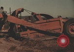 Image Les Italiens travaillent dans les fermes et à la chaîne Italie, 1957, de la seconde 9 séquences d'archives historiques vidéo 65675079468