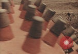Image Les Italiens travaillent dans les fermes et à la chaîne Italie, 1957, de la seconde 10 séquences d'archives historiques vidéo 65675079468