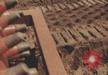 Image Les Italiens travaillent dans les fermes et à la chaîne Italie, 1957, de la seconde 11 séquences d'archives historiques vidéo 65675079468