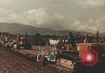 Image Les Italiens travaillent dans les fermes et à la chaîne Italie, 1957, de la seconde 14 séquences d'archives historiques vidéo 65675079468