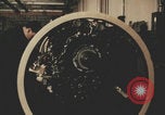 Image Les Italiens travaillent dans les fermes et à la chaîne Italie, 1957, de la seconde 21 séquences d'archives historiques vidéo 65675079468