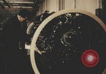 Image Les Italiens travaillent dans les fermes et à la chaîne Italie, 1957, de la seconde 22 séquences d'archives historiques vidéo 65675079468