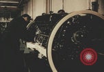 Image Les Italiens travaillent dans les fermes et à la chaîne Italie, 1957, de la seconde 23 séquences d'archives historiques vidéo 65675079468