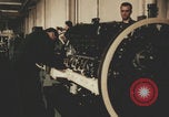 Image Les Italiens travaillent dans les fermes et à la chaîne Italie, 1957, de la seconde 24 séquences d'archives historiques vidéo 65675079468