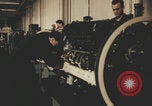 Image Les Italiens travaillent dans les fermes et à la chaîne Italie, 1957, de la seconde 25 séquences d'archives historiques vidéo 65675079468