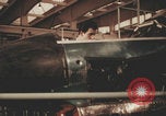 Image Les Italiens travaillent dans les fermes et à la chaîne Italie, 1957, de la seconde 29 séquences d'archives historiques vidéo 65675079468