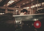 Image Les Italiens travaillent dans les fermes et à la chaîne Italie, 1957, de la seconde 30 séquences d'archives historiques vidéo 65675079468