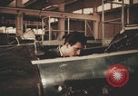 Image Les Italiens travaillent dans les fermes et à la chaîne Italie, 1957, de la seconde 31 séquences d'archives historiques vidéo 65675079468