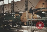 Image Les Italiens travaillent dans les fermes et à la chaîne Italie, 1957, de la seconde 32 séquences d'archives historiques vidéo 65675079468