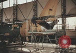 Image Les Italiens travaillent dans les fermes et à la chaîne Italie, 1957, de la seconde 33 séquences d'archives historiques vidéo 65675079468