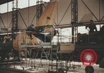 Image Les Italiens travaillent dans les fermes et à la chaîne Italie, 1957, de la seconde 34 séquences d'archives historiques vidéo 65675079468
