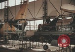 Image Les Italiens travaillent dans les fermes et à la chaîne Italie, 1957, de la seconde 35 séquences d'archives historiques vidéo 65675079468
