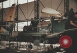 Image Les Italiens travaillent dans les fermes et à la chaîne Italie, 1957, de la seconde 36 séquences d'archives historiques vidéo 65675079468