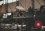Image Les Italiens travaillent dans les fermes et à la chaîne Italie, 1957, de la seconde 37 séquences d'archives historiques vidéo 65675079468