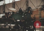 Image Les Italiens travaillent dans les fermes et à la chaîne Italie, 1957, de la seconde 38 séquences d'archives historiques vidéo 65675079468