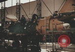 Image Les Italiens travaillent dans les fermes et à la chaîne Italie, 1957, de la seconde 39 séquences d'archives historiques vidéo 65675079468