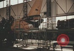Image Les Italiens travaillent dans les fermes et à la chaîne Italie, 1957, de la seconde 41 séquences d'archives historiques vidéo 65675079468