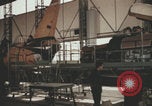Image Les Italiens travaillent dans les fermes et à la chaîne Italie, 1957, de la seconde 42 séquences d'archives historiques vidéo 65675079468