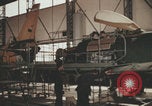 Image Les Italiens travaillent dans les fermes et à la chaîne Italie, 1957, de la seconde 43 séquences d'archives historiques vidéo 65675079468