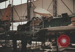 Image Les Italiens travaillent dans les fermes et à la chaîne Italie, 1957, de la seconde 44 séquences d'archives historiques vidéo 65675079468