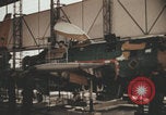 Image Les Italiens travaillent dans les fermes et à la chaîne Italie, 1957, de la seconde 45 séquences d'archives historiques vidéo 65675079468
