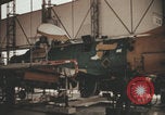 Image Les Italiens travaillent dans les fermes et à la chaîne Italie, 1957, de la seconde 46 séquences d'archives historiques vidéo 65675079468