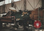 Image Les Italiens travaillent dans les fermes et à la chaîne Italie, 1957, de la seconde 48 séquences d'archives historiques vidéo 65675079468