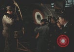 Image Les Italiens travaillent dans les fermes et à la chaîne Italie, 1957, de la seconde 51 séquences d'archives historiques vidéo 65675079468