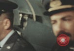 Image Les Italiens travaillent dans les fermes et à la chaîne Italie, 1957, de la seconde 57 séquences d'archives historiques vidéo 65675079468
