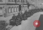 Immagine di Le unità motorizzate della Wehrmacht tedesca entrano in Italia Italia, 1943, secondo 4 filmato di repertorio 65675079477
