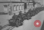Immagine di Le unità motorizzate della Wehrmacht tedesca entrano in Italia Italia, 1943, secondo 5 filmato di repertorio 65675079477